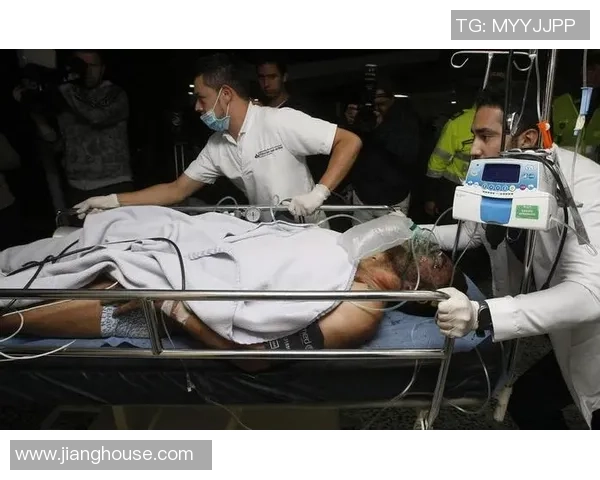 知名足球明星在飞往慈善活动途中遭遇飞机失事引发全球关注与哀悼