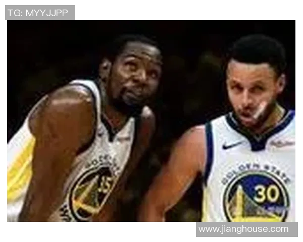 足球明星意外捡起手机引发热议网友纷纷猜测背后故事